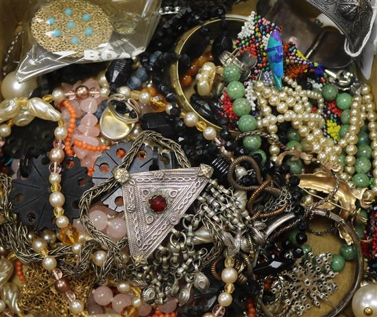 Mixed costume jewellery.